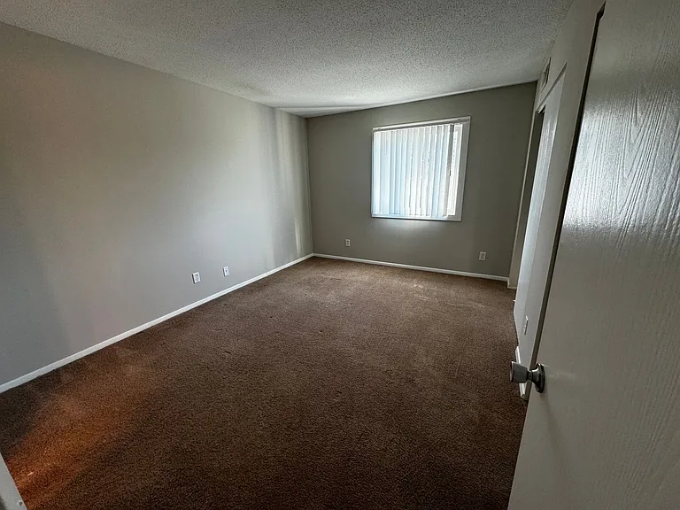Coventry Court West Apartments — Photo 100