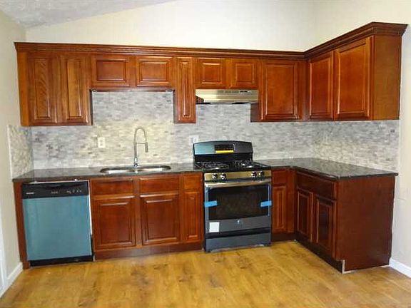 3rd image of 991 Brighton Dr