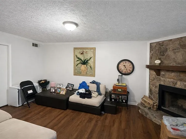1136 Samuel Dr — Photo 10