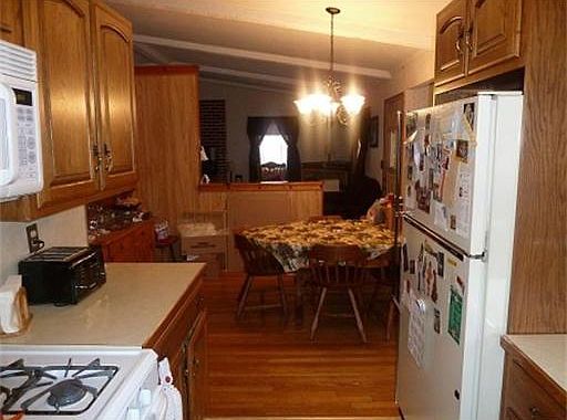 3rd image of 84 Leonard Ave