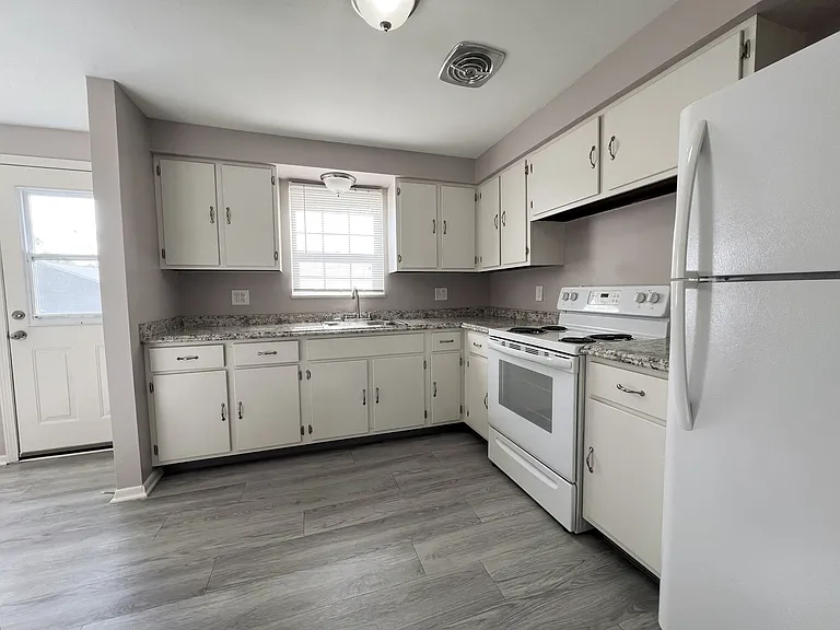 Stoney Creek Apartments — Photo 19