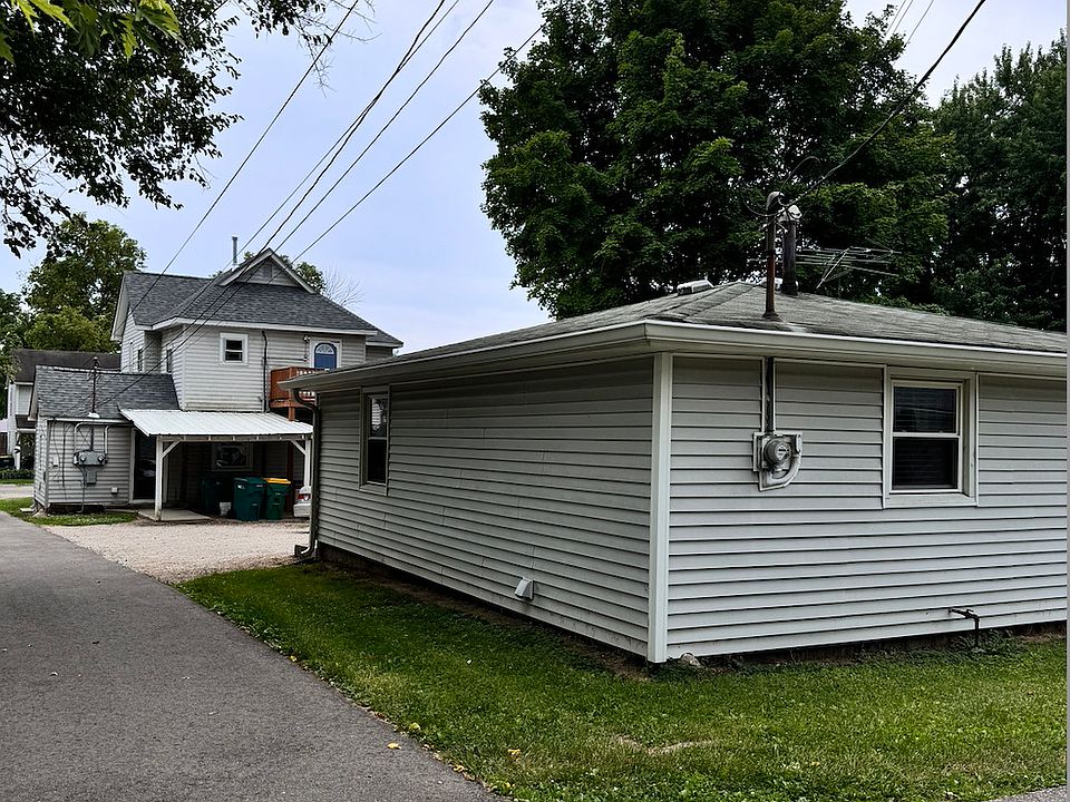 2nd image of 452 W Adams St