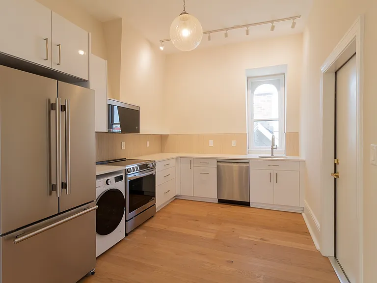 17 N Pearl St #4 — Photo 5