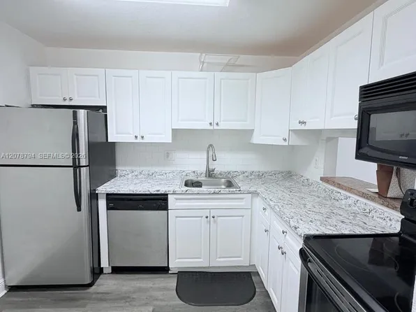 5201 Geneva Way APT 311, Doral, FL 33166