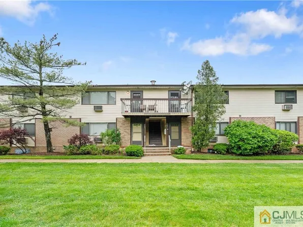 904 Cricket Ln, Woodbridge, NJ 07095