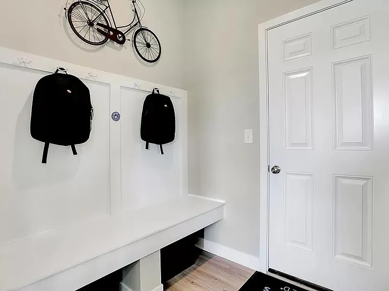 1151 Beverly Pl — Photo 15