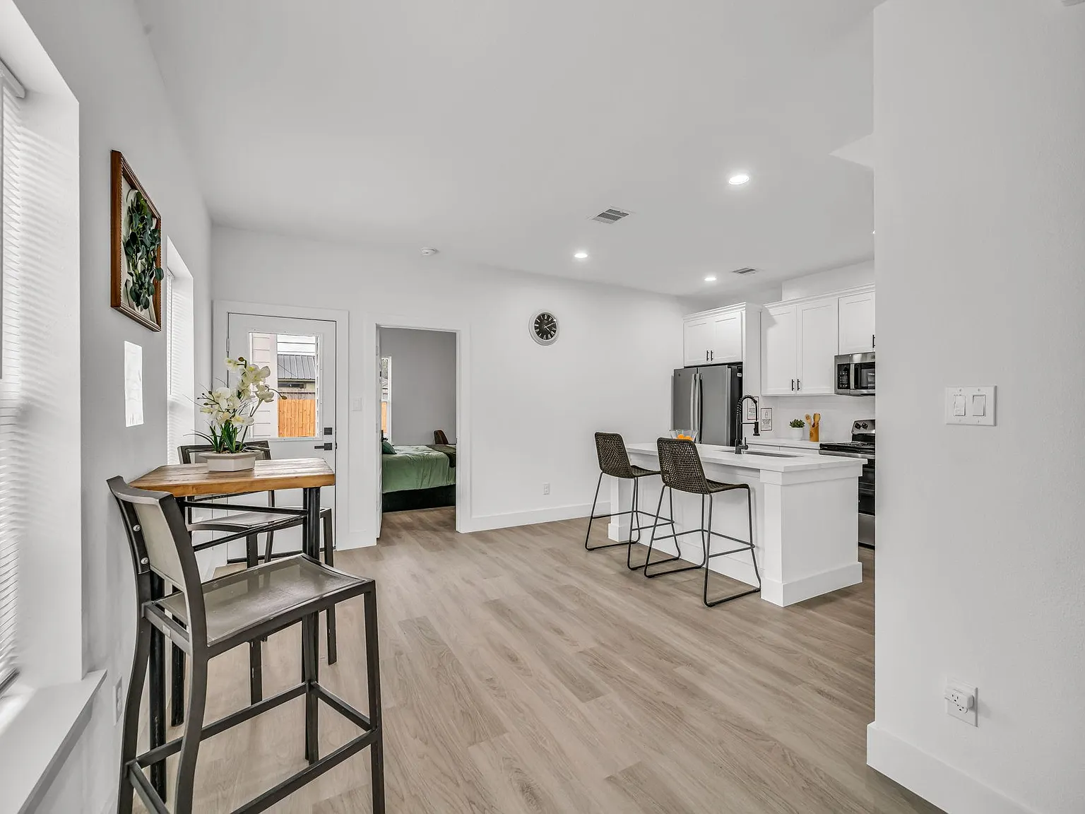 4 bed, 4.0 bath, 1600 sqft, $1,174 — Photo 3