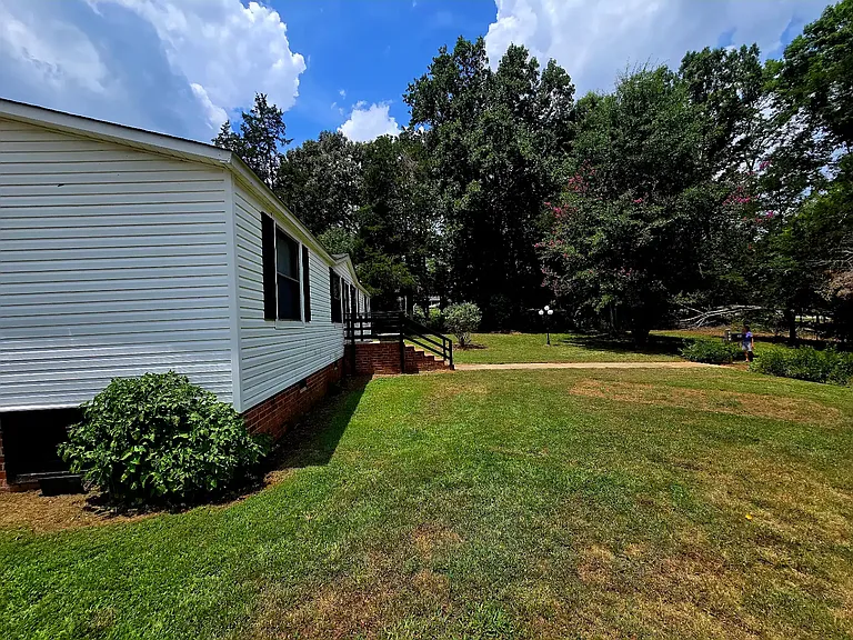 308 W Chapman Rd — Photo 4