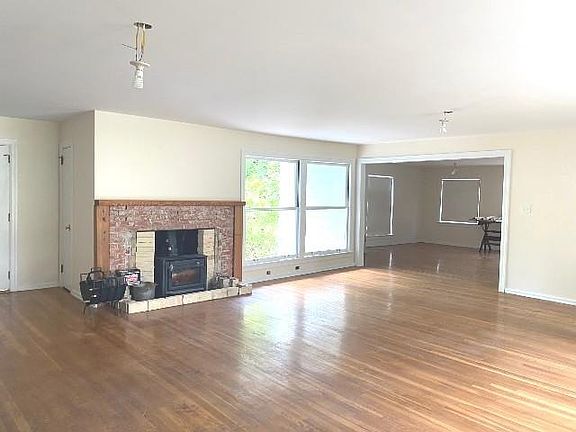 2nd image of 41 Edgewater Ln