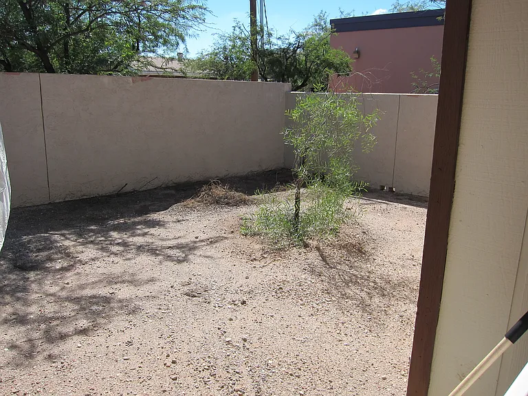 724 E 1st St #2 — Photo 3