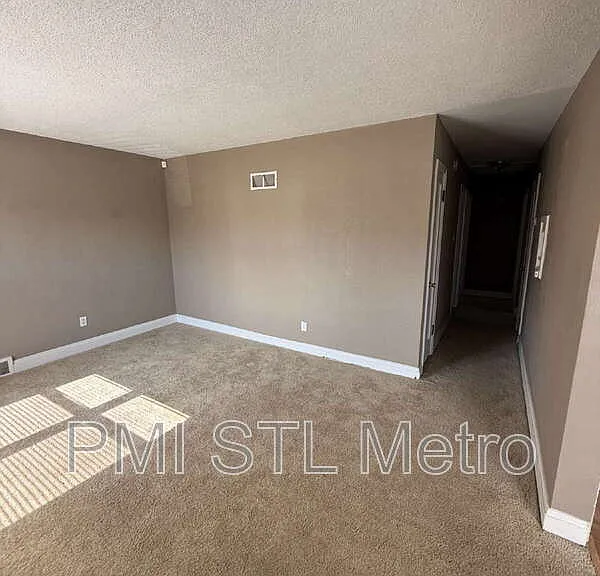 6737 Kenwood Dr — Photo 2