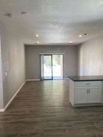 3 bed, 1707 sqft, $2,450 — Photo 3