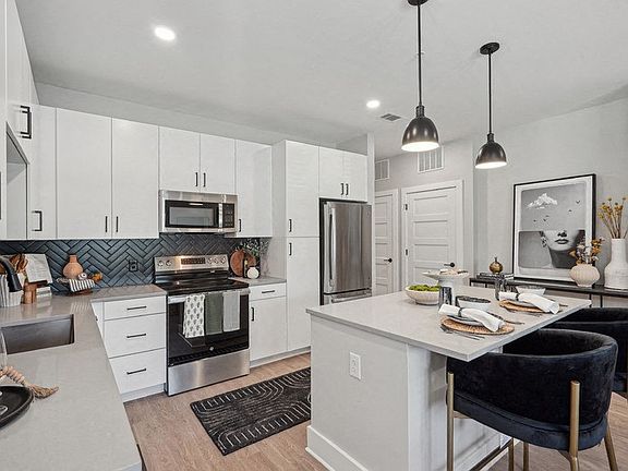 2nd image of 900 Willow Dr #505
