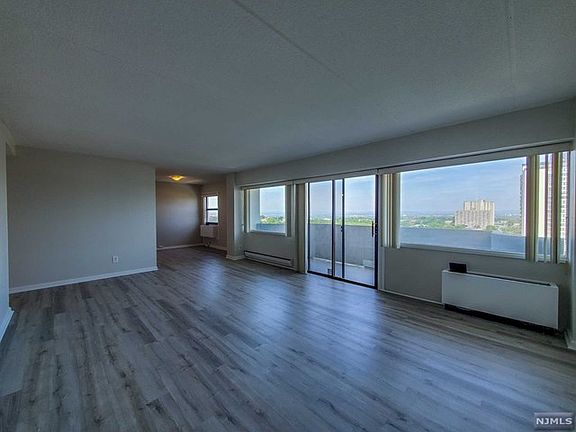 4th image of 1600 Center Ave APT 15A