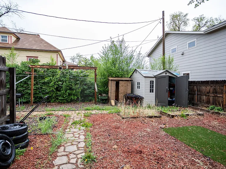 922 E High St — Photo 25