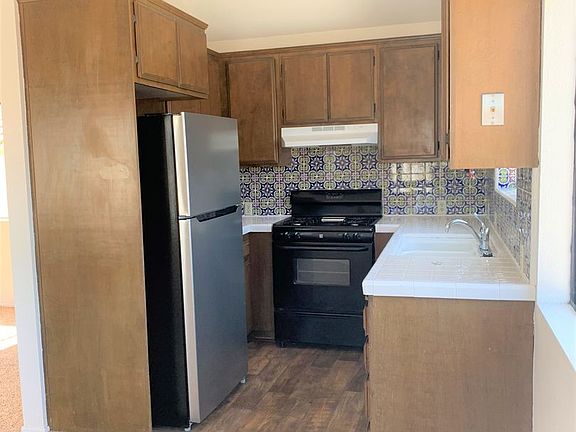 3rd image of 732-734 Zanzibar Ct