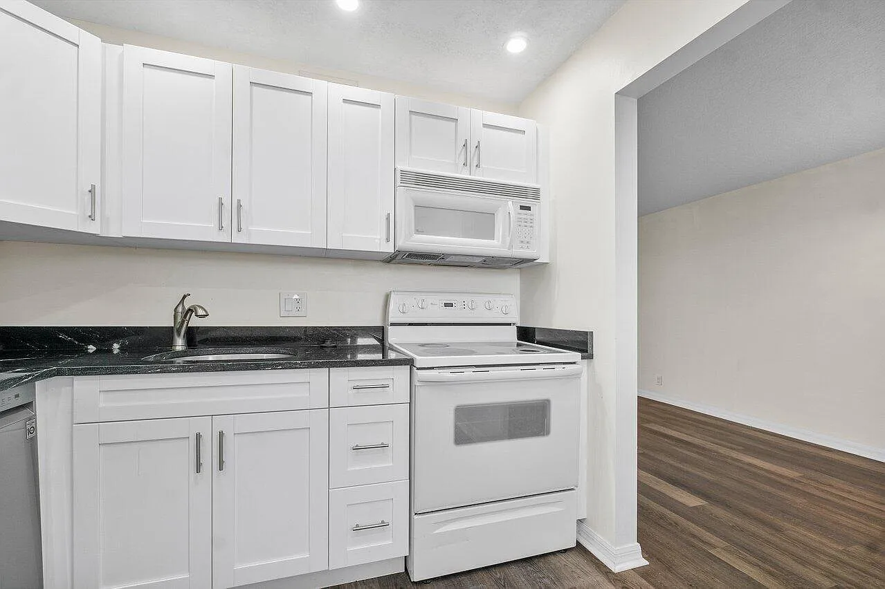 1 bed, 1.5 bath, 754 sqft, $1,475 — Photo 4