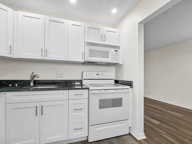 2615 NE 1st Ct #407 — Photo 7