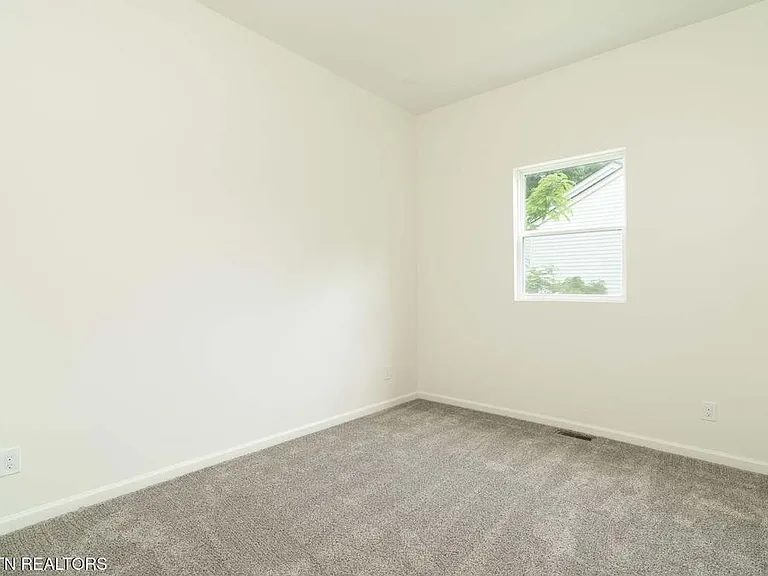 2642 Summit Ave NE — Photo 6