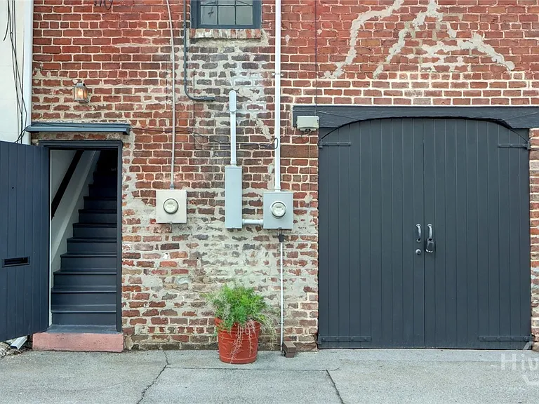 205 W Jones Ln — Photo 2