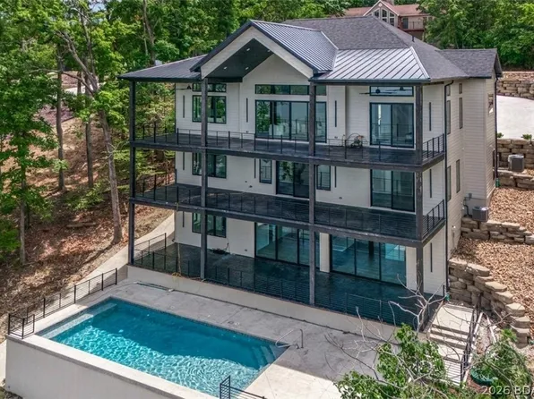 957 Grand View Dr, Sunrise Beach, MO 65079