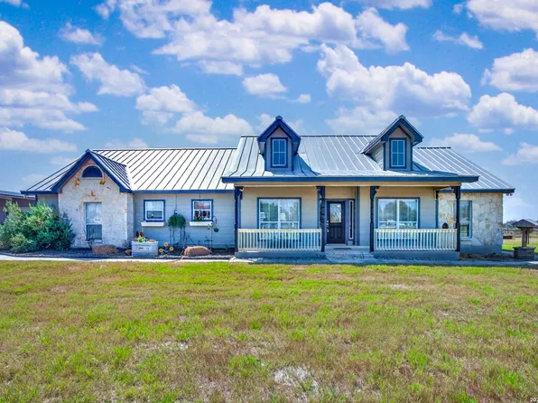 247 S Palo Alto Dr, Floresville, TX 78114