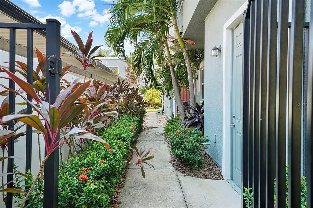 3 bed, 2.5 bath, 2065 sqft, $6,000 — Photo 3