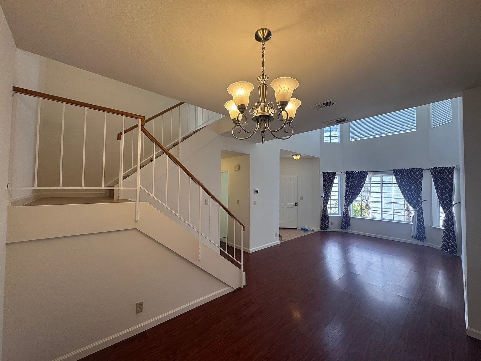 4 bed, 2.5 bath, 1950 sqft, $4,500 — Photo 2