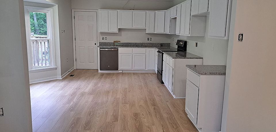 1st image of 220 Walnut Ln