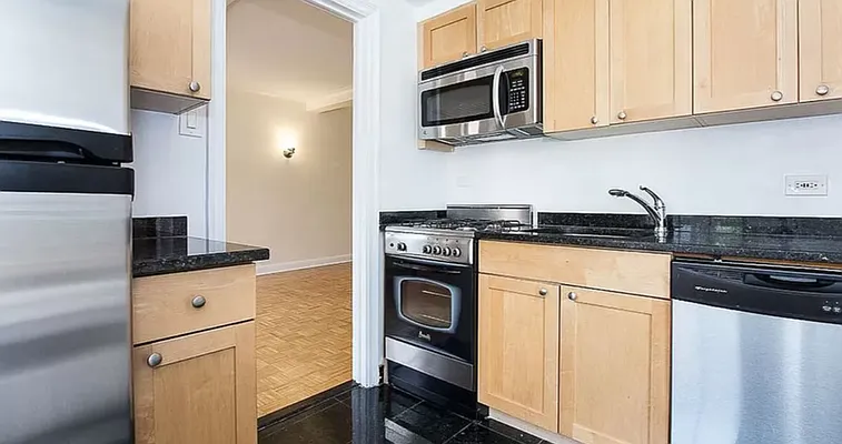 Rented by Manhattan Realty Group | media 3