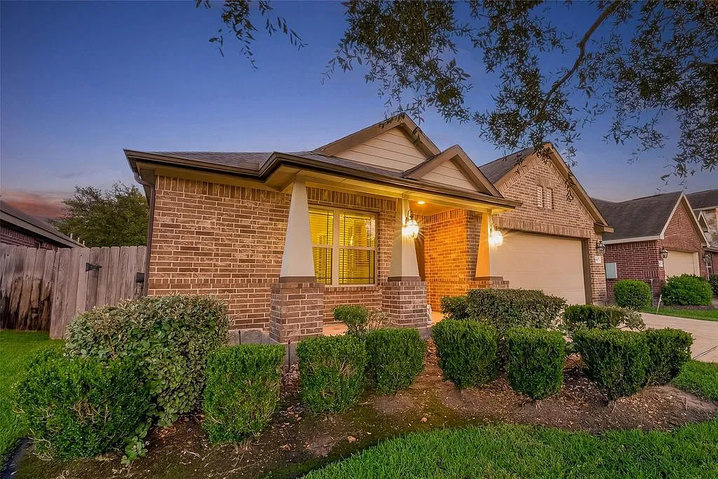 3 bed, 1989 sqft, $2,299 — Photo 2