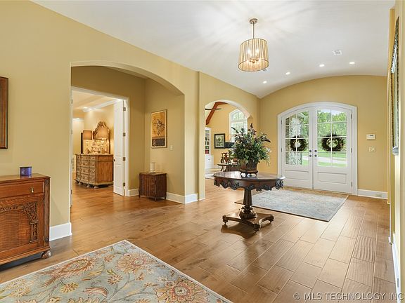 4th image of 3821 N Country Club Cir