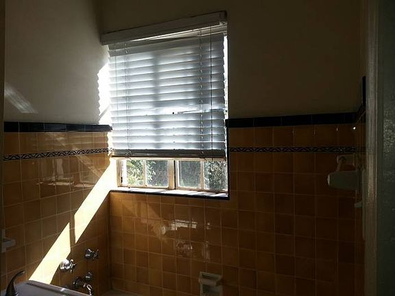 3rd image of 570 N Rossmore Ave