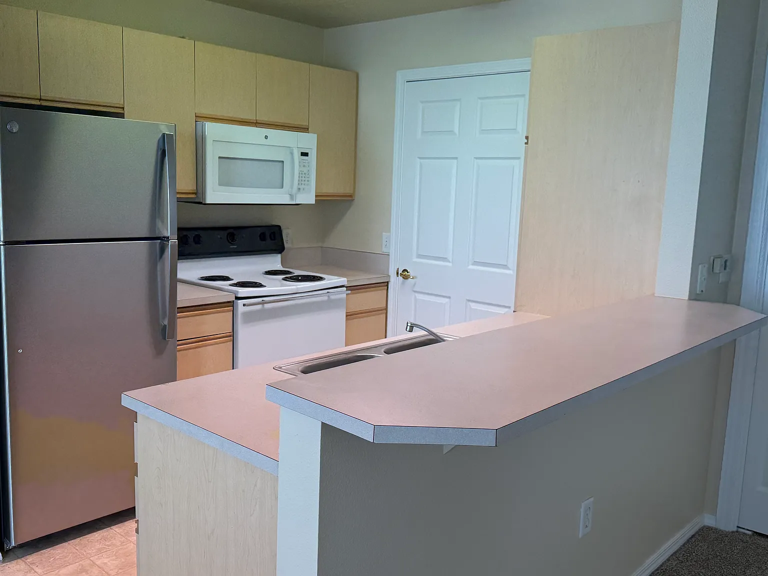 2 bed, 990 sqft, $1,375 — Photo 2