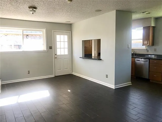 4400 Ithaca St — Photo 3