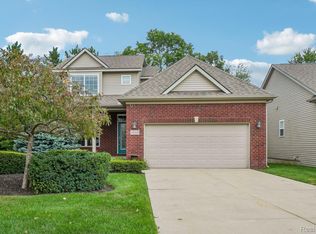 1225 Cambridge Cir, Waterford, MI 48327
