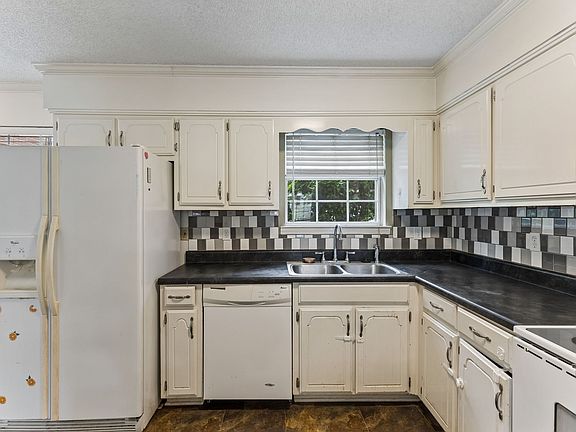 4th image of 755 E Northfield Blvd