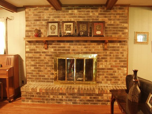 Gas logs for back up heat