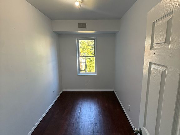 4th image of 290 Smith St #1