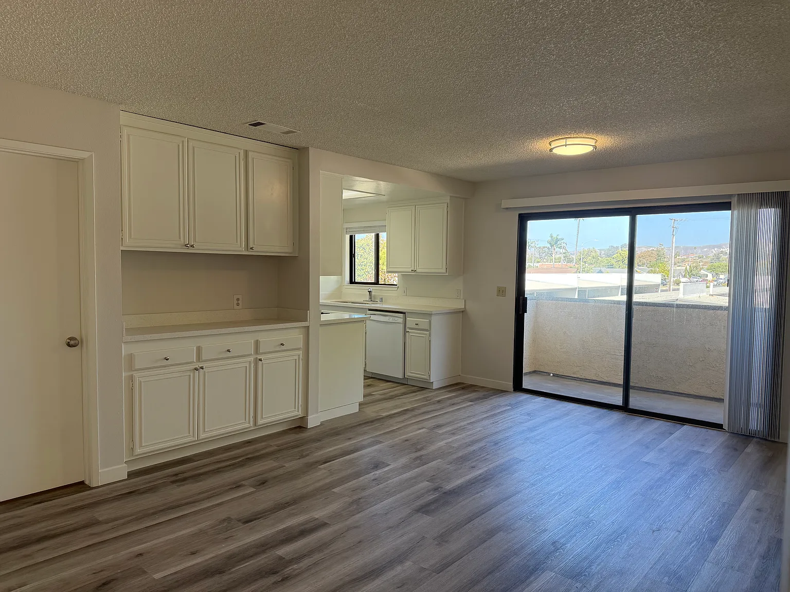 1001 E Cypress Ave — Photo 2