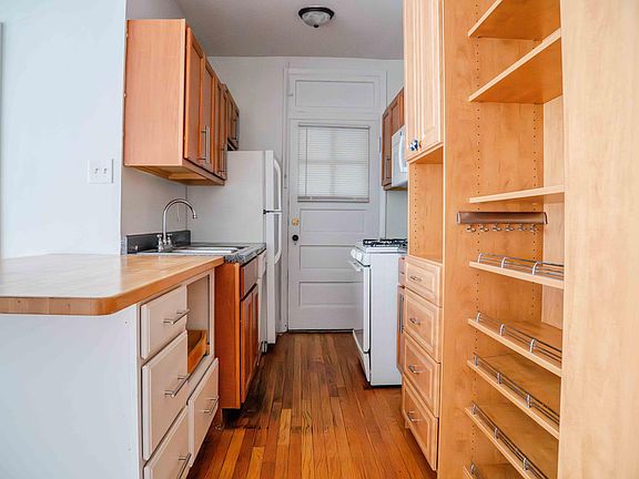 3rd image of 3344 W Ainslie St Unit I3