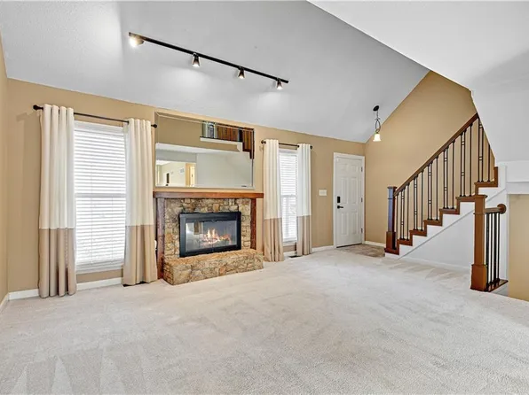 10747 Oakmont St, Overland Park, KS 66210