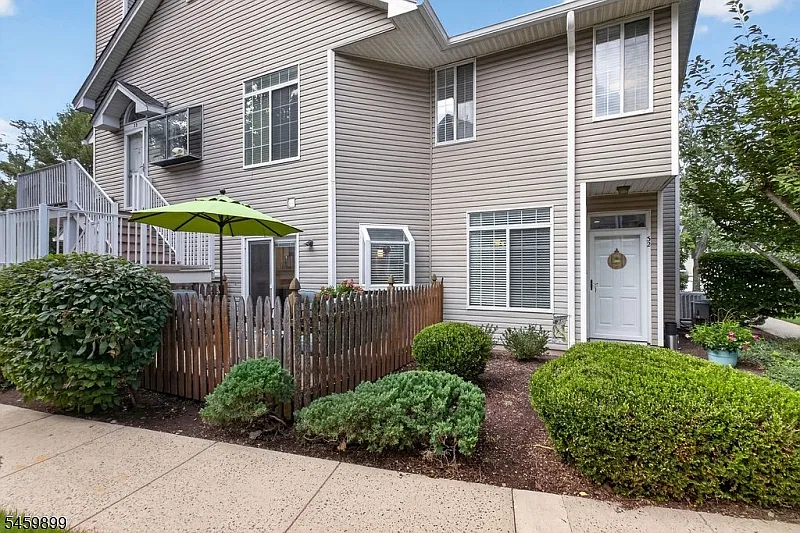 2 bed, 2.5 bath, $3,200 — Photo 2