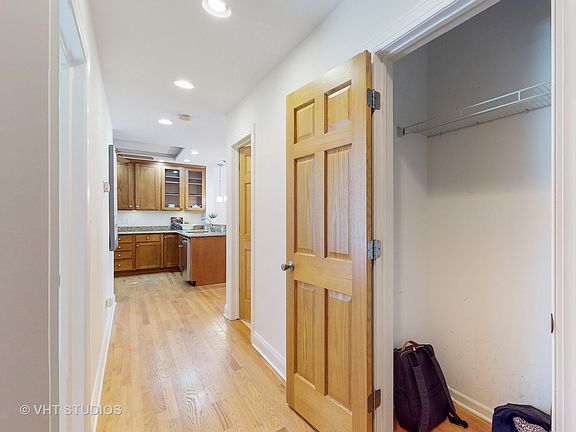3rd image of 1110 W Pratt Blvd APT 2S