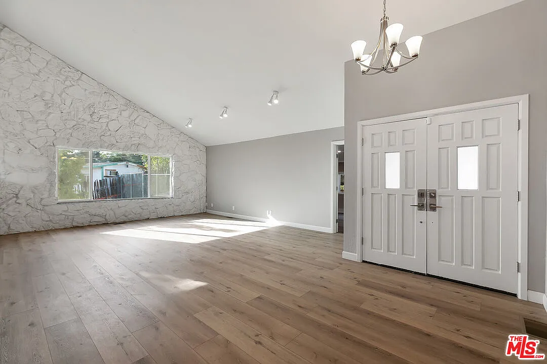 6 bed, 4.0 bath, 3000 sqft, $7,995 — Photo 3