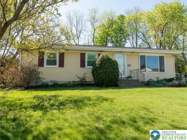 4882 Pine Grove Cir, Allentown, PA 18106