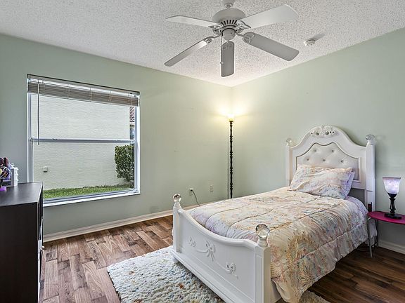 4th image of 816 NW Greenwich Court