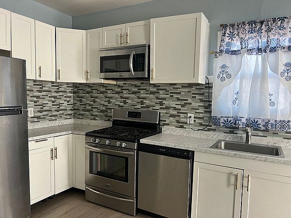 4th image of 124 E Avenue F