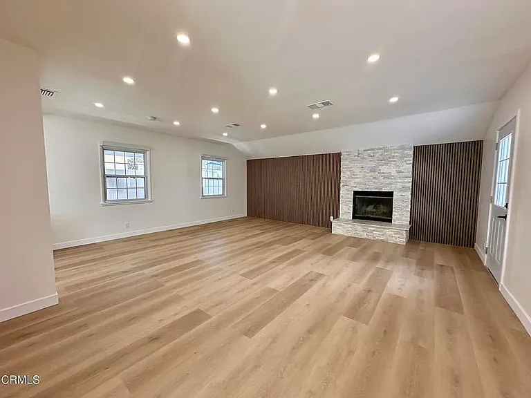 17451 Keswick St — Photo 4