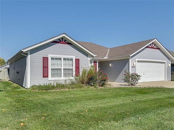 2nd image of 610 SW Muriel Dr
